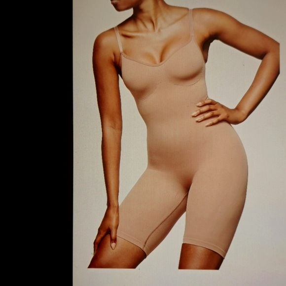 XLARGE    SKIMS SEAMLESS SCULPTING MID THIGH  BODYSUIT. - Picture 1 of 9